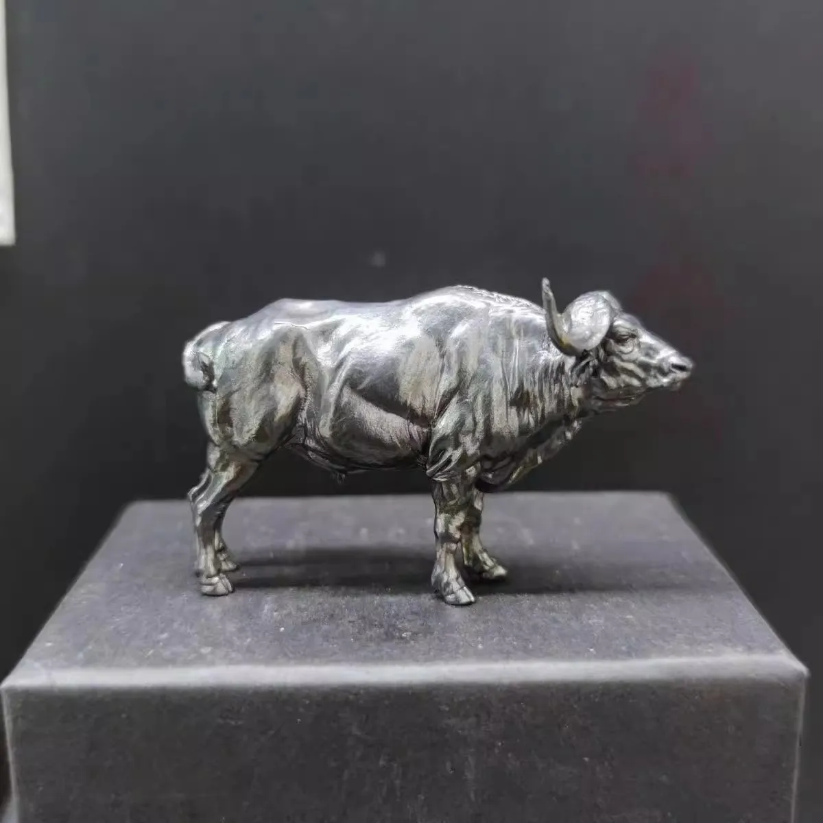 Afrikanische Büffel-Skulptur a – Vintage Collectible Furniture Bewertung und Preis